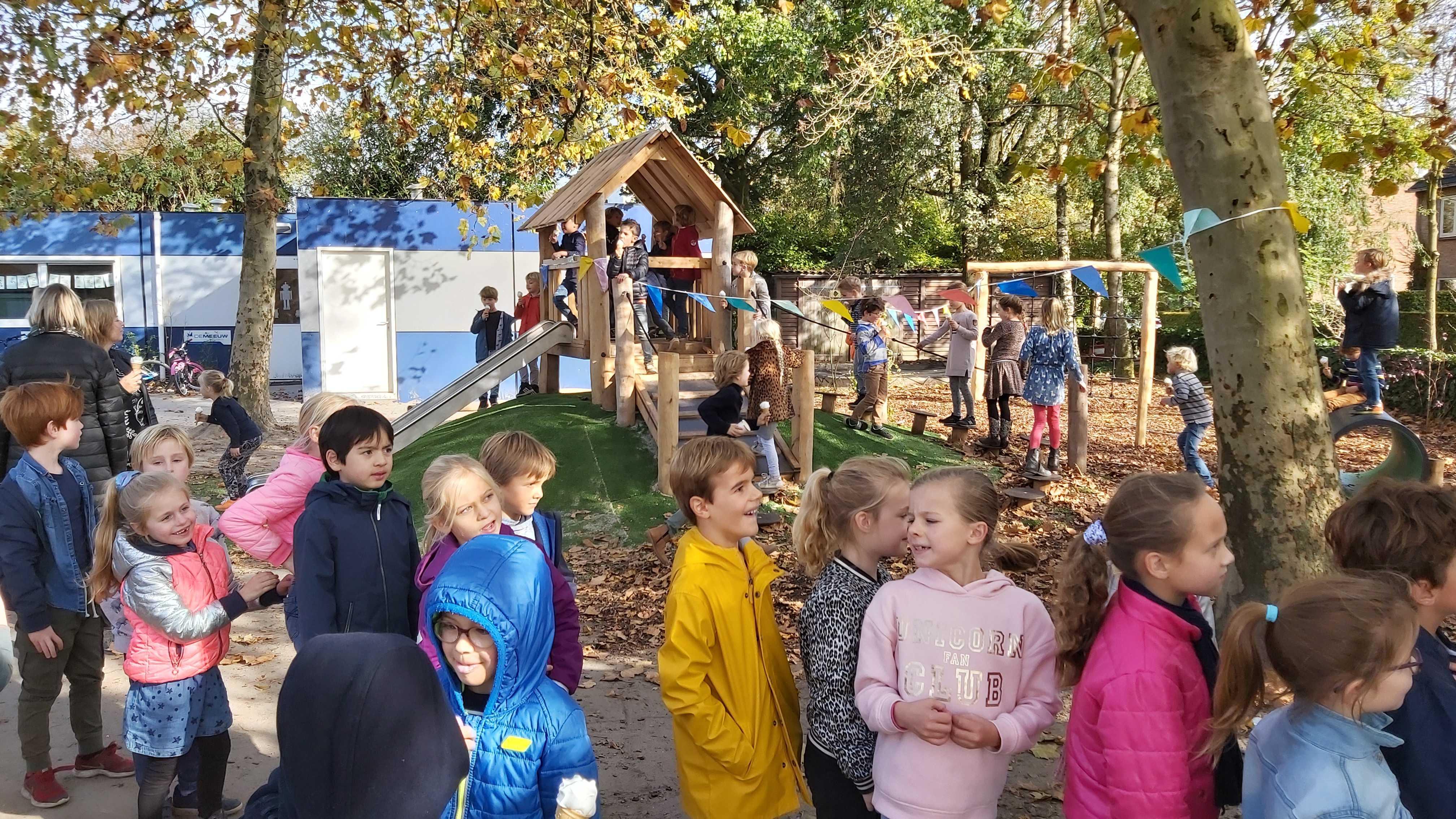 Kinderen spelen vrolijk op het schoolplein van Openbare Basisschool De Klokkebei in Ulvenhout. Kinderen spelen vrolijk op het schoolplein van Openbare Basisschool De Klokkebei in Ulvenhout.