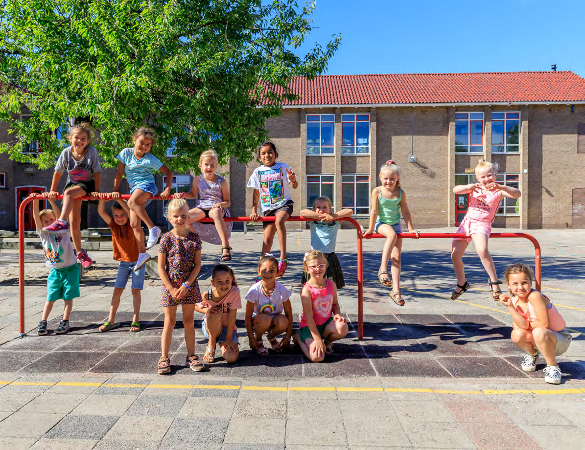 Kinderen spelen vrolijk op het schoolplein van Paulus in Enschede. Kinderen spelen vrolijk op het schoolplein van Paulus in Enschede.