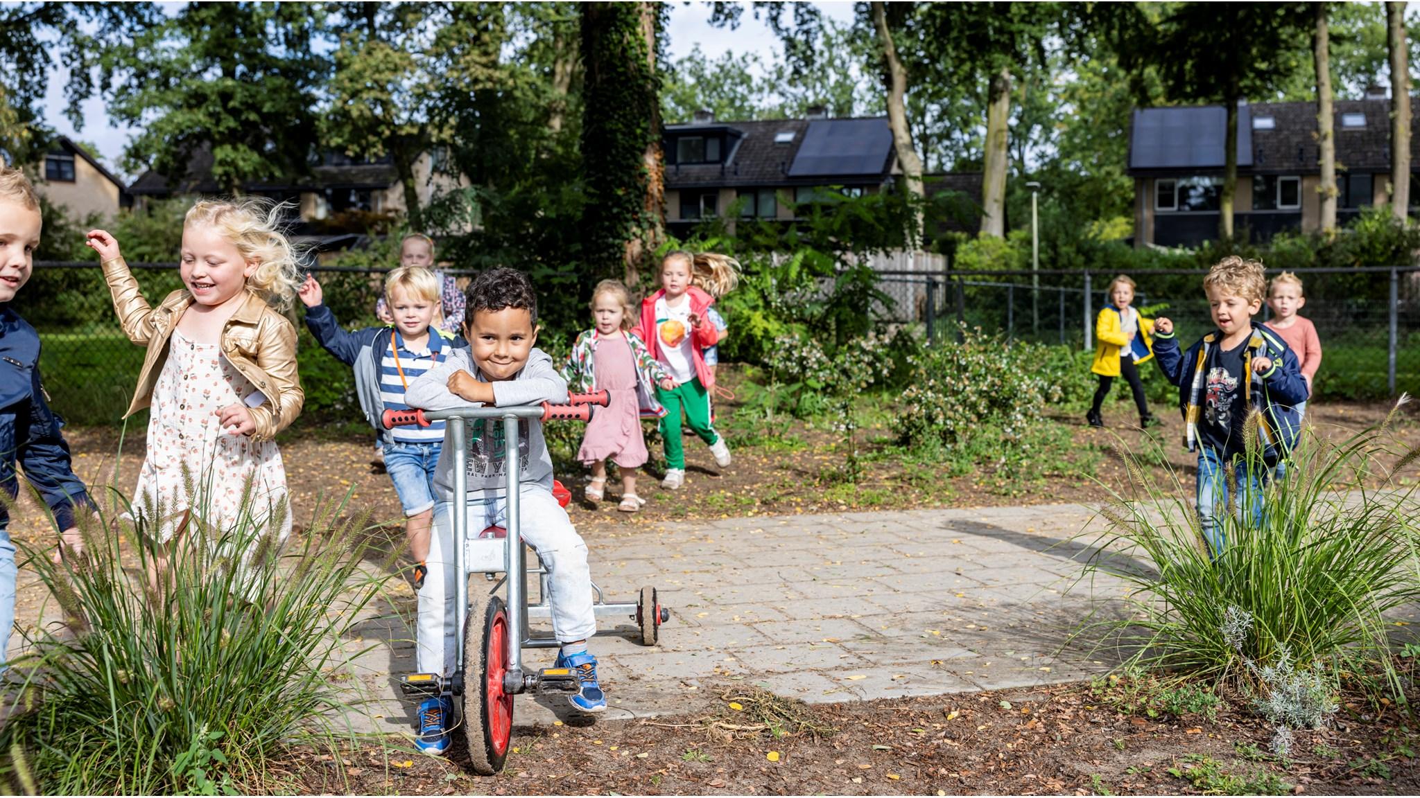 Kinderen spelen vrolijk op het schoolplein van Rooms Katholieke Basisschool De Krugerstee in Vaassen. Kinderen spelen vrolijk op het schoolplein van Rooms Katholieke Basisschool De Krugerstee in Vaassen.