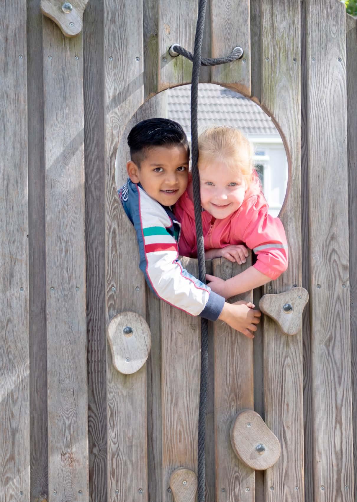 Kinderen spelen vrolijk op het schoolplein van Wethouder Van Eupen in Eindhoven. Kinderen spelen vrolijk op het schoolplein van Wethouder Van Eupen in Eindhoven.