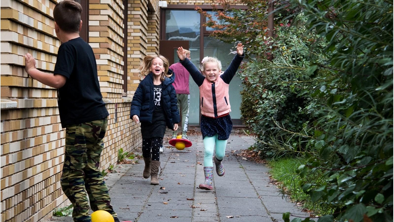Kinderen spelen vrolijk op het terrein van Christelijke basisschool De Ster in Harkstede. Kinderen spelen vrolijk op het terrein van Christelijke basisschool De Ster in Harkstede.