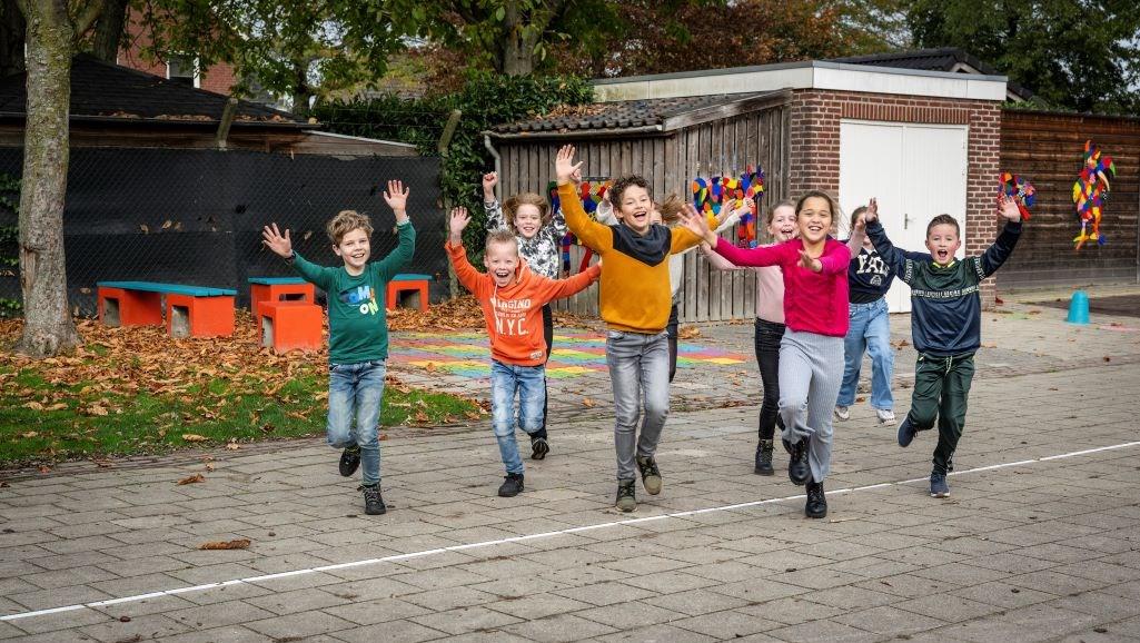 Kinderen springen en rennen blij op het schoolplein van Basisschool De Kemp in Egchel. Kinderen springen en rennen blij op het schoolplein van Basisschool De Kemp in Egchel.