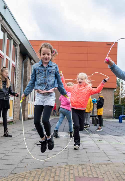 Kinderen springen touwtje op het schoolplein van De Achtbaan in Tiel. Kinderen springen touwtje op het schoolplein van De Achtbaan in Tiel.