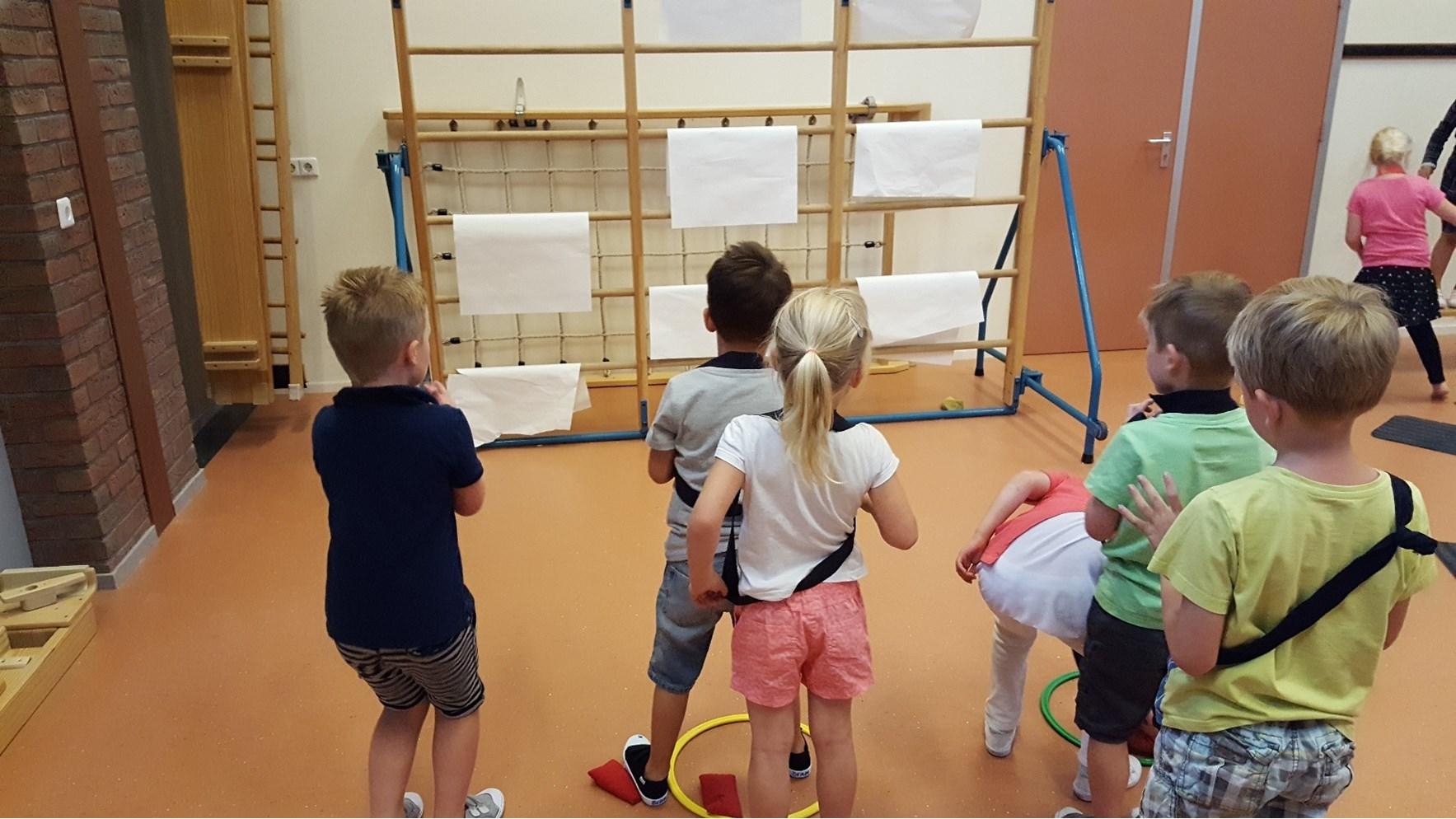 Kinderen staan in de klas van RK Basisschool De Bolderik in Hank. Kinderen staan in de klas van RK Basisschool De Bolderik in Hank.