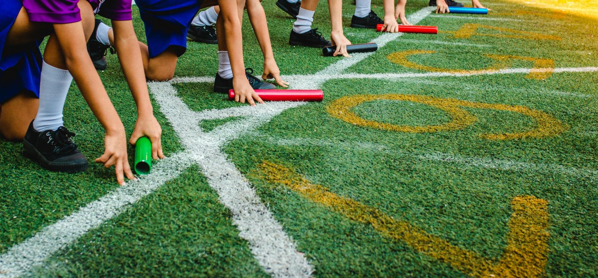 Kinderen starten een estafette op het schoolplein van ZML de Ark Oud-Beijerland. Kinderen starten een estafette op het schoolplein van ZML de Ark Oud-Beijerland.