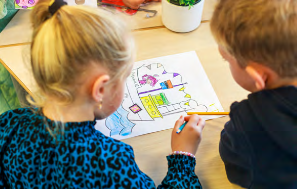 Kinderen tekenen en kleuren samen in de klas op basisschool Paulus in Enschede. Kinderen tekenen en kleuren samen in de klas op basisschool Paulus in Enschede.