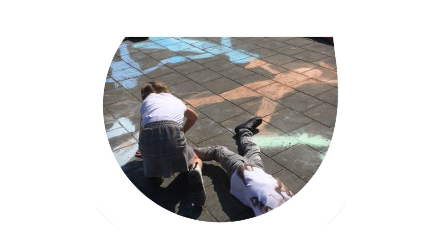 Kinderen tekenen met krijt op het schoolplein van Het Rondeel in Beek (Gem. Montferland). Kinderen tekenen met krijt op het schoolplein van Het Rondeel in Beek (Gem. Montferland).