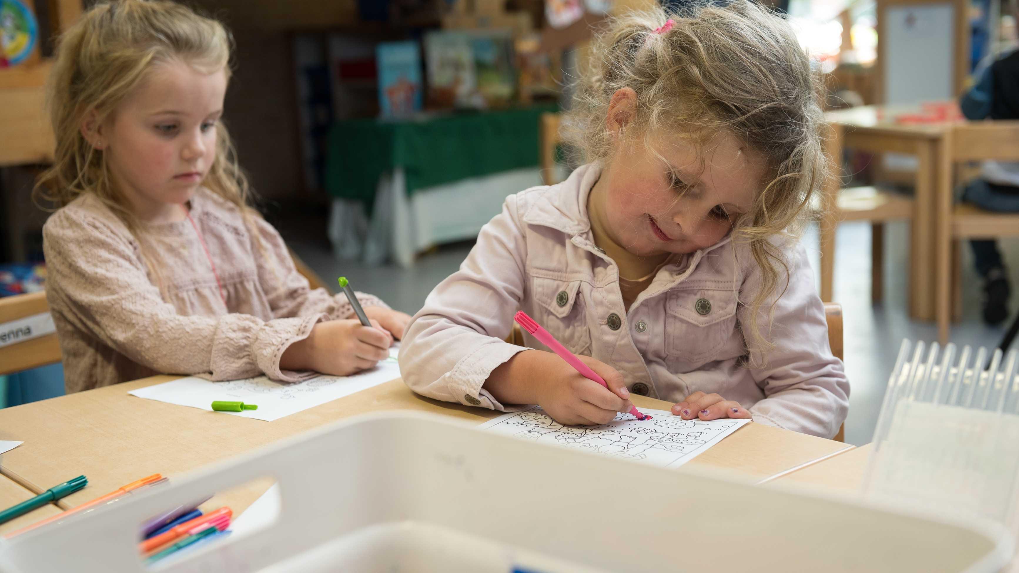 Kinderen tekenen op Christelijke Basisschool De Reinboge in Twijzelerheide. Kinderen tekenen op Christelijke Basisschool De Reinboge in Twijzelerheide.