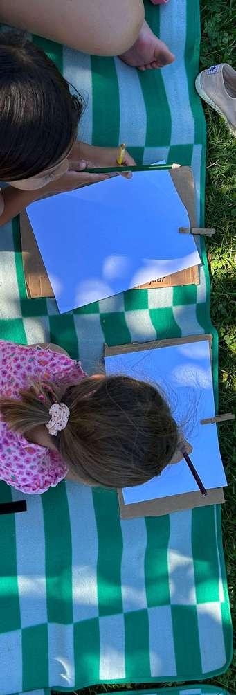 Kinderen tekenen op het schoolplein van Basisschool M Wiegman in Bergen (Noord-Holland). Kinderen tekenen op het schoolplein van Basisschool M Wiegman in Bergen (Noord-Holland).