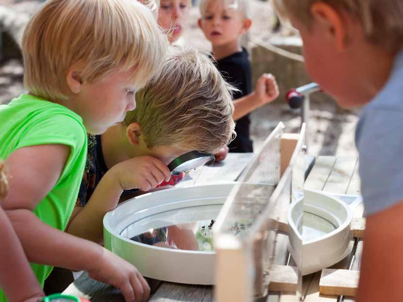 Kinderen van ATO-kindcentrum De Hoven in Rosmalen onderzoeken nieuwsgierig insecten met een loep op het schoolplein. Kinderen van ATO-kindcentrum De Hoven in Rosmalen onderzoeken nieuwsgierig insecten met een loep op het schoolplein.