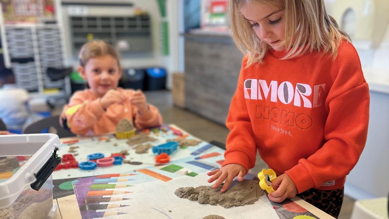 Kinderen van Basisschool Aventurijn in Houten zijn creatief bezig met zand en vormen maken aan hun tafel. Kinderen van Basisschool Aventurijn in Houten zijn creatief bezig met zand en vormen maken aan hun tafel.