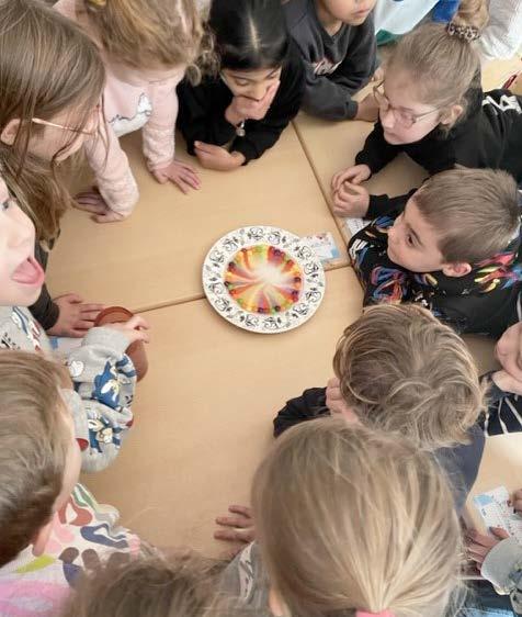 Kinderen van basisschool Avonturijn in Vlaardingen kijken gefascineerd naar een kleurrijke activiteit op een bord. Kinderen van basisschool Avonturijn in Vlaardingen kijken gefascineerd naar een kleurrijke activiteit op een bord.