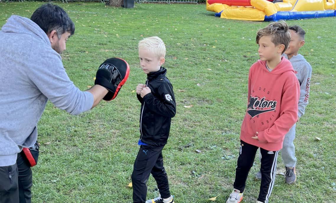 Kinderen van basisschool Avonturijn in Vlaardingen leren boksen op het schoolplein. Kinderen van basisschool Avonturijn in Vlaardingen leren boksen op het schoolplein.