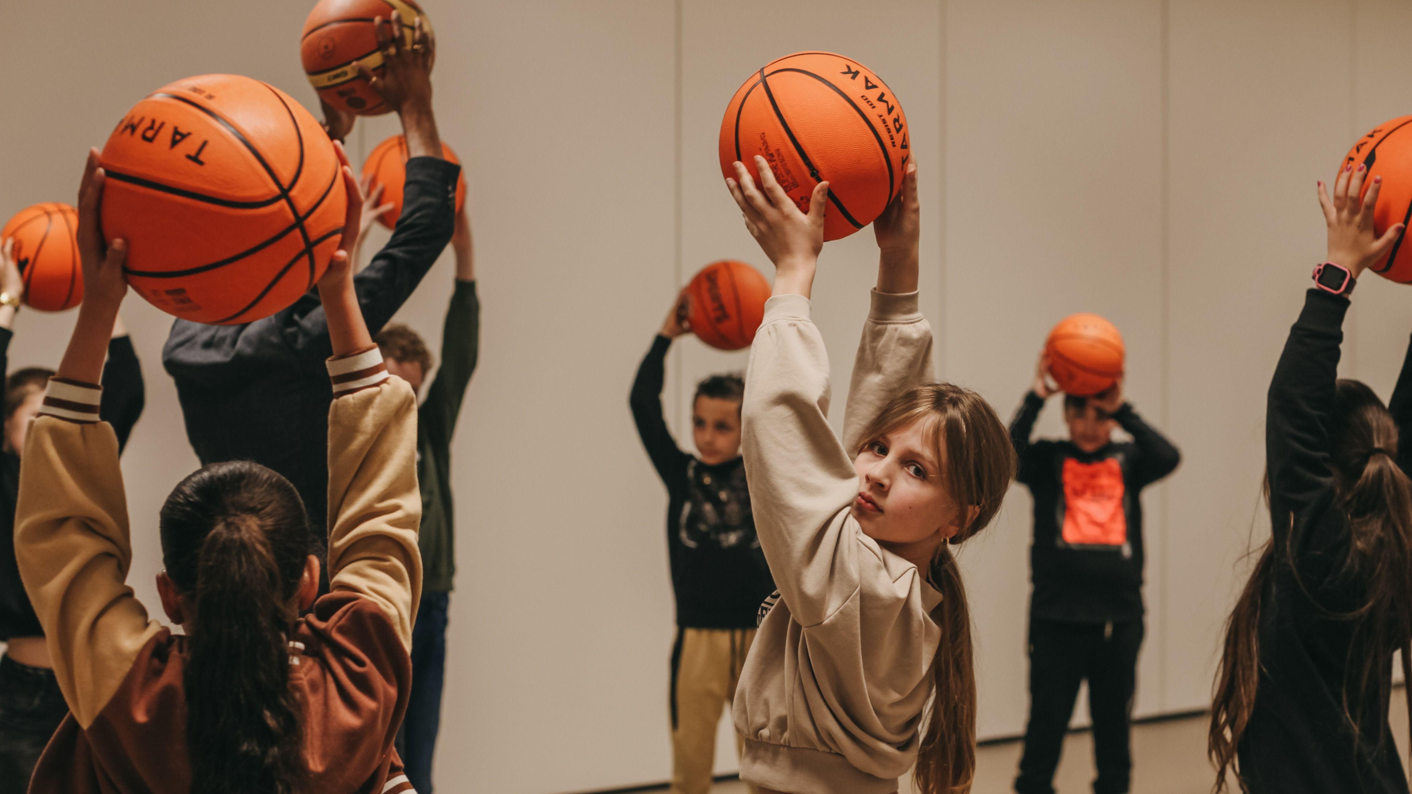 Kinderen van Basisschool de Berenburcht in Oostburg oefenen met basketbal. Kinderen van Basisschool de Berenburcht in Oostburg oefenen met basketbal.