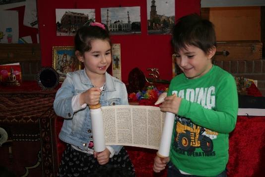 Kinderen van Basisschool De Botteloef in Amsterdam lezen samen een rol met tekst. Kinderen van Basisschool De Botteloef in Amsterdam lezen samen een rol met tekst.