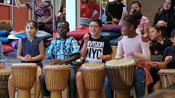 Kinderen van Basisschool De Botteloef in Amsterdam spelen samen op djembés. Kinderen van Basisschool De Botteloef in Amsterdam spelen samen op djembés.