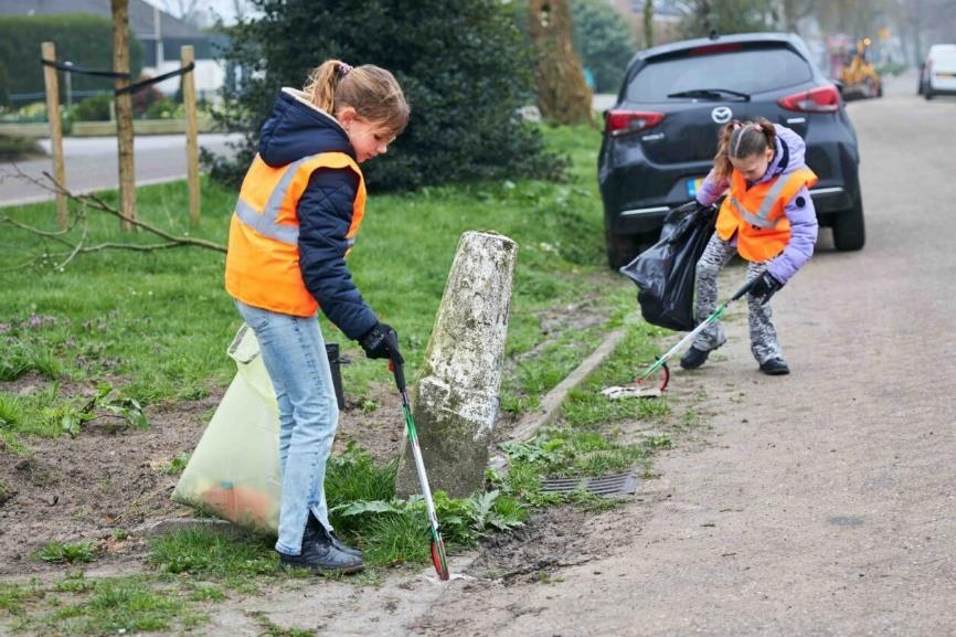 Kinderen van Basisschool De Bron in Sprang-Capelle zijn bezig met het opruimen van het schoolplein. Kinderen van Basisschool De Bron in Sprang-Capelle zijn bezig met het opruimen van het schoolplein.