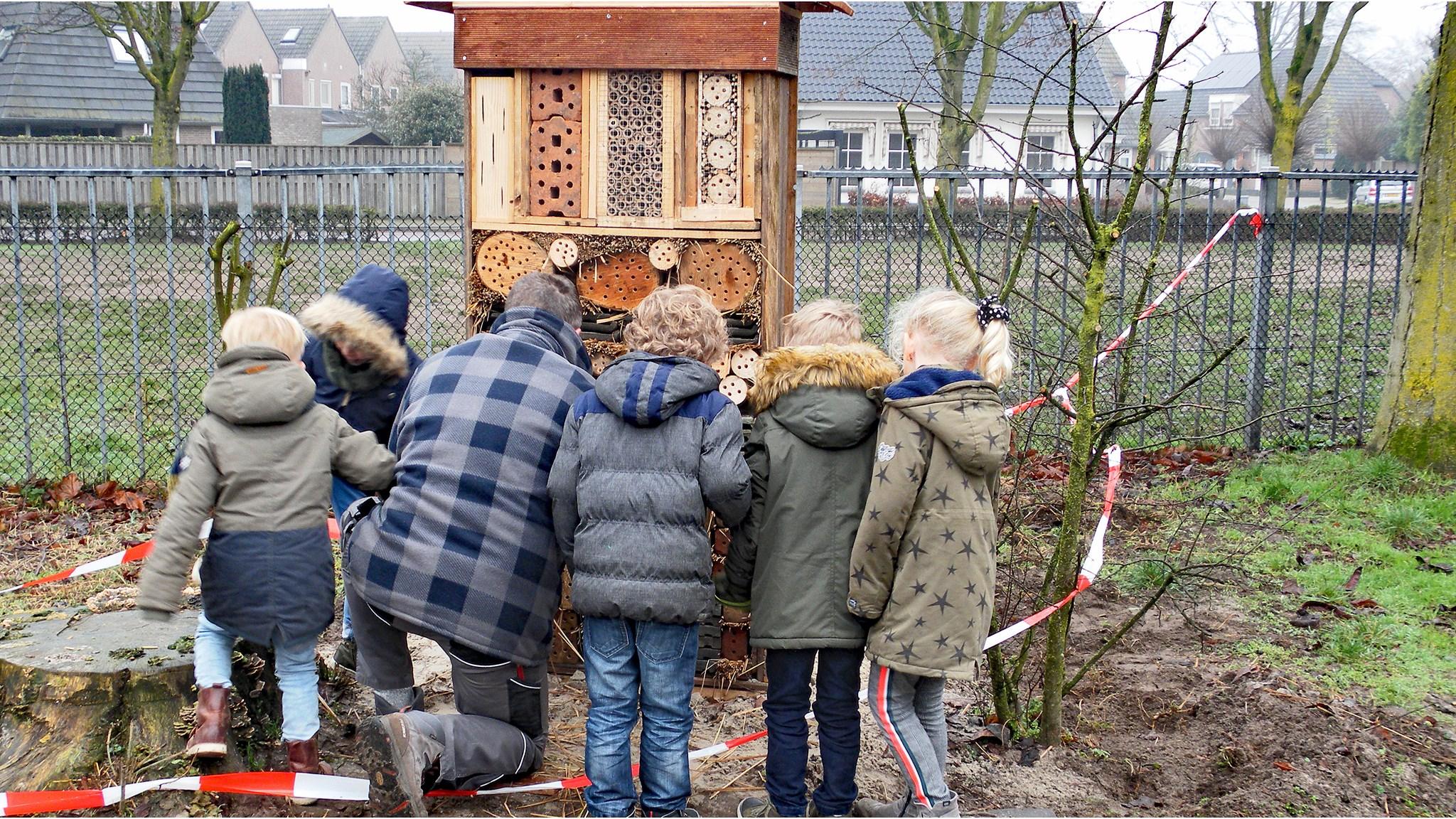 Kinderen van Basisschool De Empel in Erp ontdekken een insectenhotel op het schoolplein. Kinderen van Basisschool De Empel in Erp ontdekken een insectenhotel op het schoolplein.