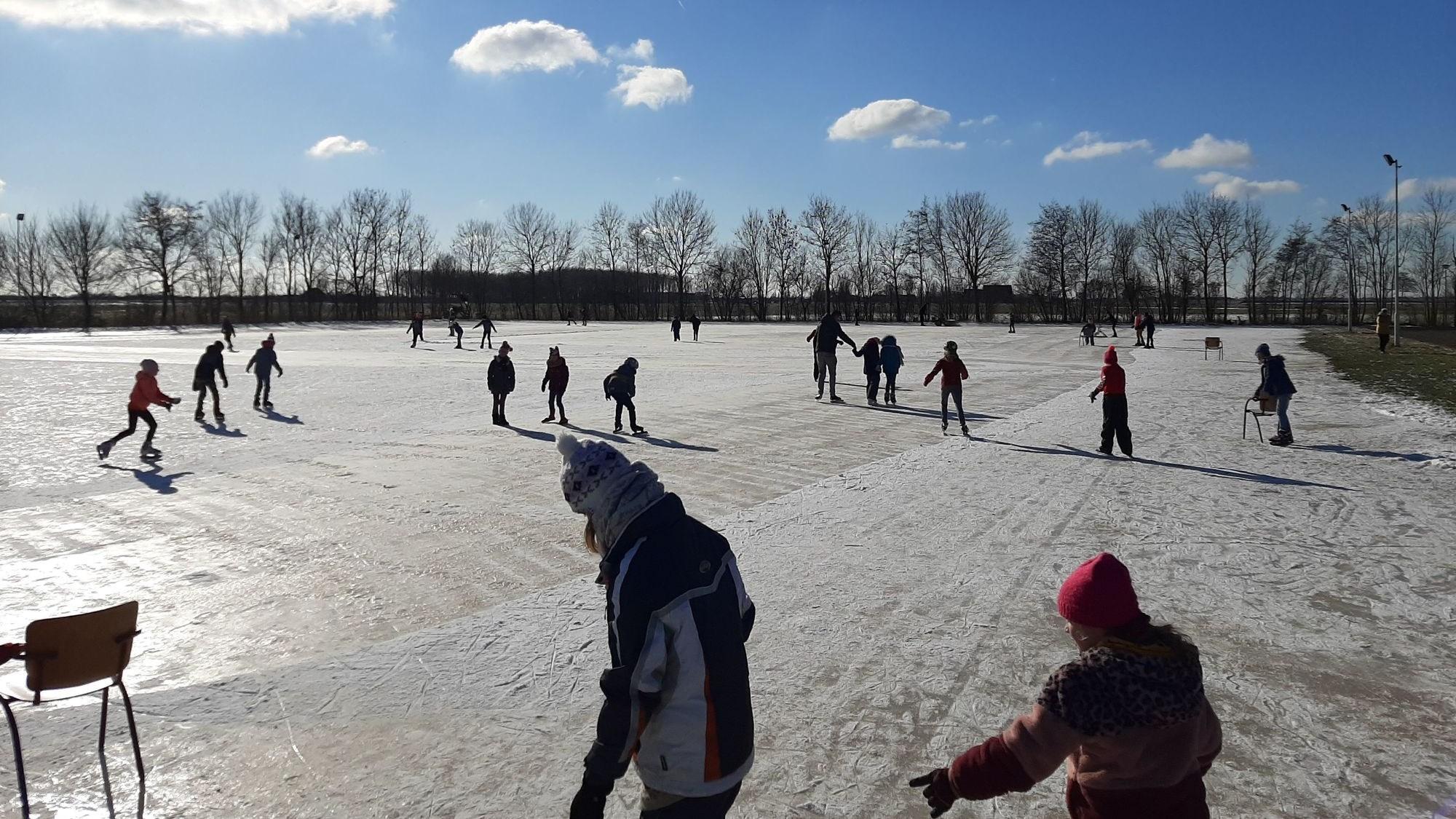 Kinderen van basisschool De Finne in Warten schaatsen op het schoolplein in de winter. Kinderen van basisschool De Finne in Warten schaatsen op het schoolplein in de winter.