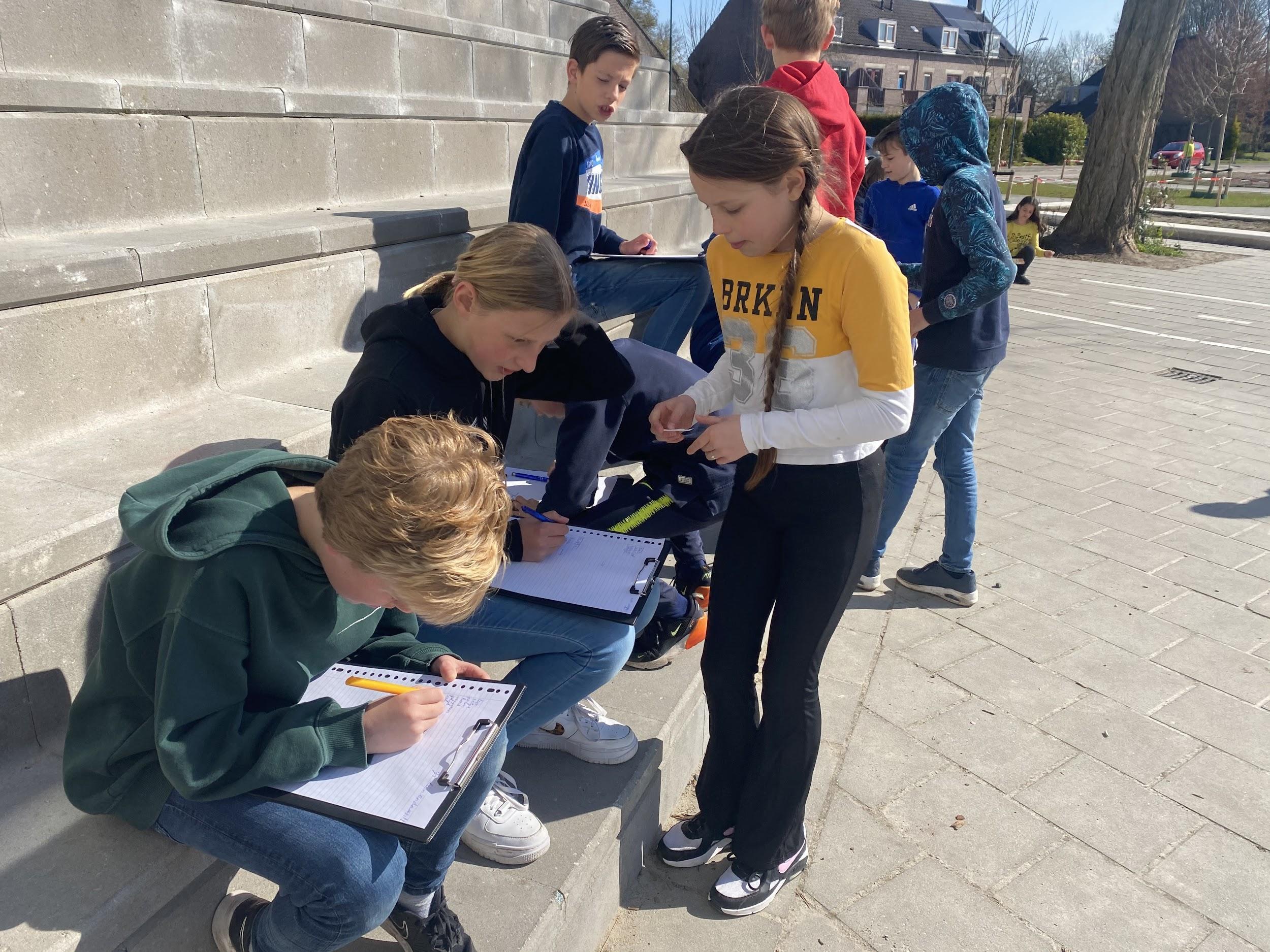 Kinderen van Basisschool de Holm in Leusden zijn buiten aan het schrijven op het schoolplein. Kinderen van Basisschool de Holm in Leusden zijn buiten aan het schrijven op het schoolplein.