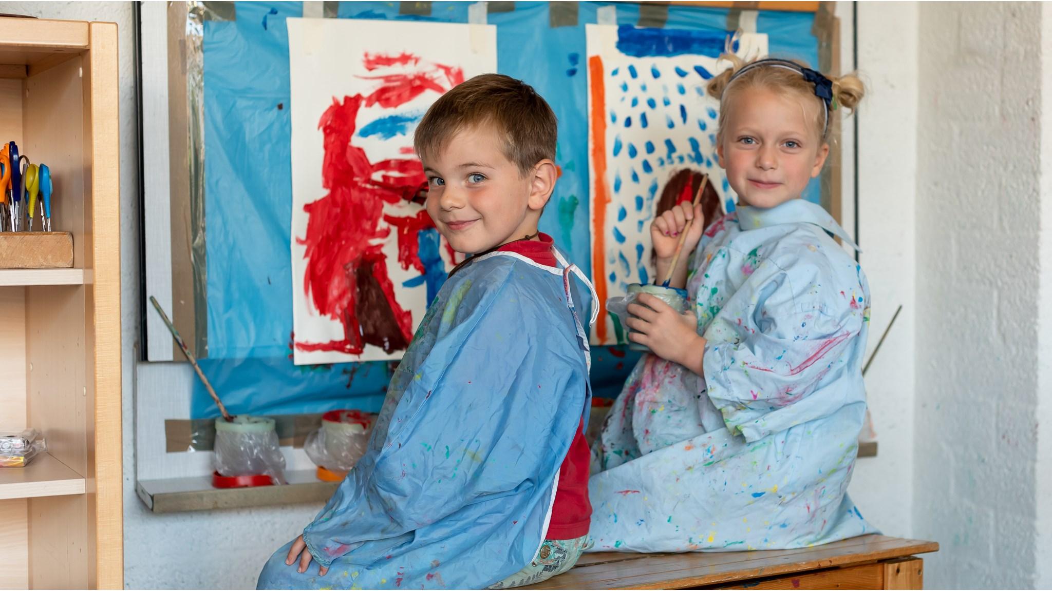 Kinderen van Basisschool de Maaskei in Mook genieten van schilderen in een creatieve ruimte. Kinderen van Basisschool de Maaskei in Mook genieten van schilderen in een creatieve ruimte.