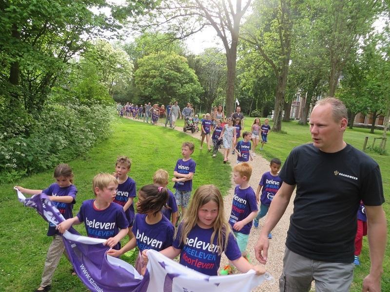 Kinderen van Basisschool de Wegwijzer in Serooskerke (Gem. Veere) wandelen enthousiast buiten tijdens een activiteit. Kinderen van Basisschool de Wegwijzer in Serooskerke (Gem. Veere) wandelen enthousiast buiten tijdens een activiteit.