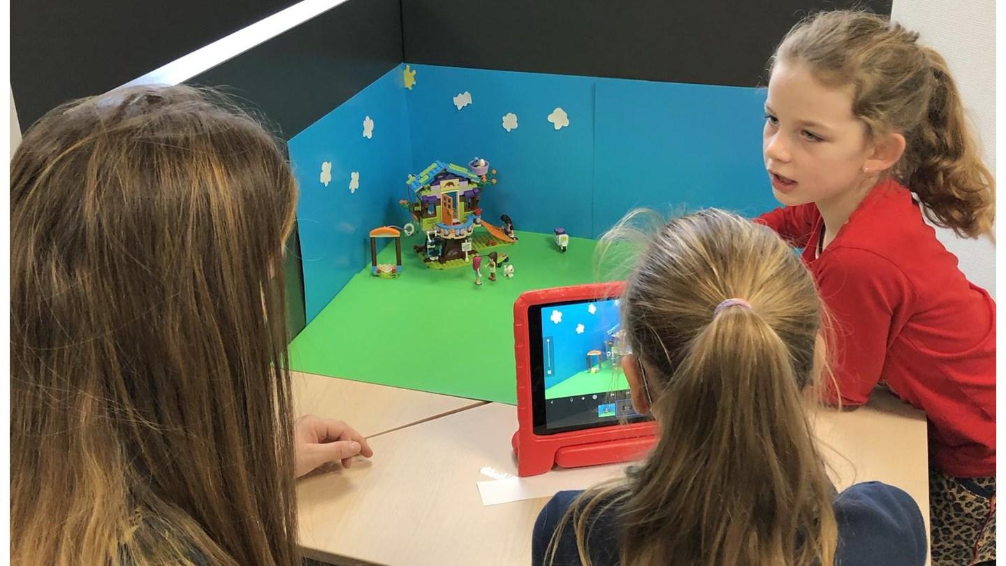 Kinderen van Basisschool De Weiert in Arcen spelen met speelgoed en een tablet in de klas. Kinderen van Basisschool De Weiert in Arcen spelen met speelgoed en een tablet in de klas.