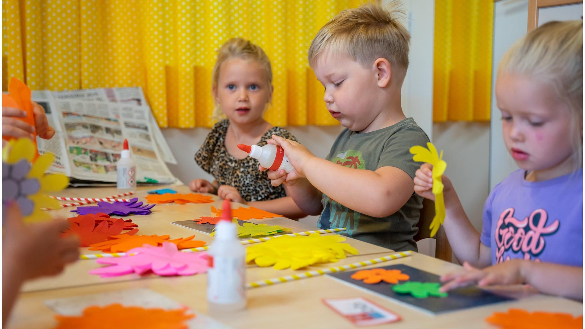 Kinderen van Basisschool De Wingerd in Nijverdal zijn bezig met knutselen en creatieve activiteiten. Kinderen van Basisschool De Wingerd in Nijverdal zijn bezig met knutselen en creatieve activiteiten.