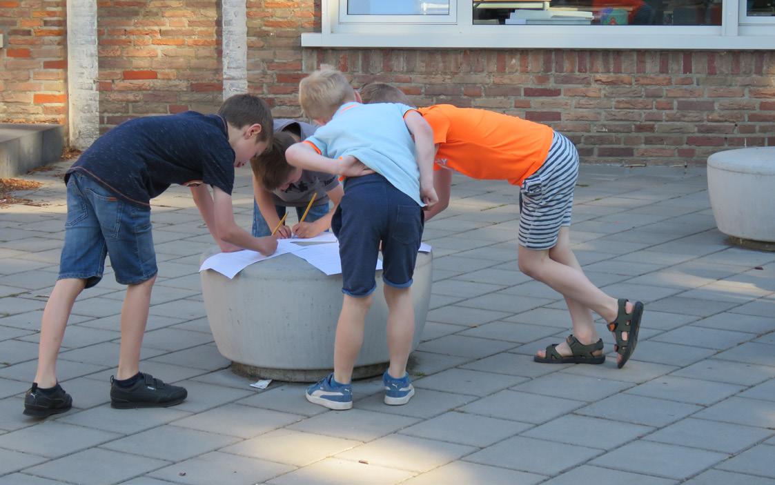 Kinderen van Basisschool Dirk Hezius in Heeze werken samen aan een activiteit op het schoolplein. Kinderen van Basisschool Dirk Hezius in Heeze werken samen aan een activiteit op het schoolplein.