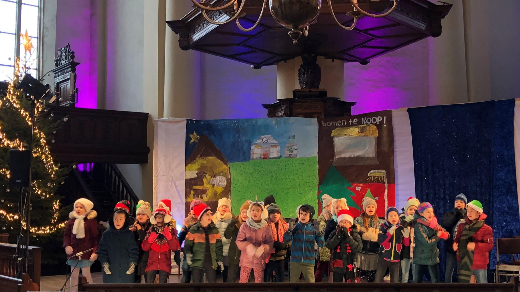 Kinderen van Basisschool Groen van Prinsterer in Urk voeren een kerstoptreden op. Kinderen van Basisschool Groen van Prinsterer in Urk voeren een kerstoptreden op.