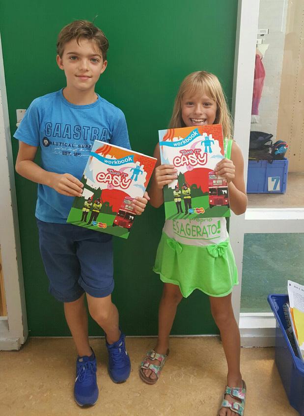 Kinderen van Basisschool Het Kompas uit Leusden houden werkboeken vast met de titel "Take it Easy." Kinderen van Basisschool Het Kompas uit Leusden houden werkboeken vast met de titel "Take it Easy."