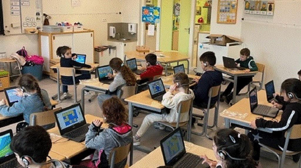 Kinderen van basisschool Joannes XXIII in Utrecht zijn bezig met digitale lessen in een moderne klaslokaal. Kinderen van basisschool Joannes XXIII in Utrecht zijn bezig met digitale lessen in een moderne klaslokaal.