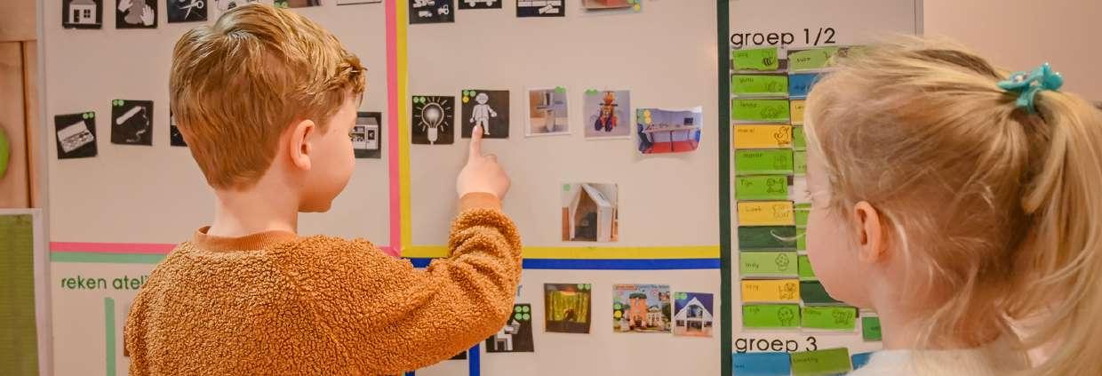 Kinderen van Basisschool M Wiegman in Bergen (Noord-Holland) bekijken samen een leerbord met afbeeldingen. Kinderen van Basisschool M Wiegman in Bergen (Noord-Holland) bekijken samen een leerbord met afbeeldingen.