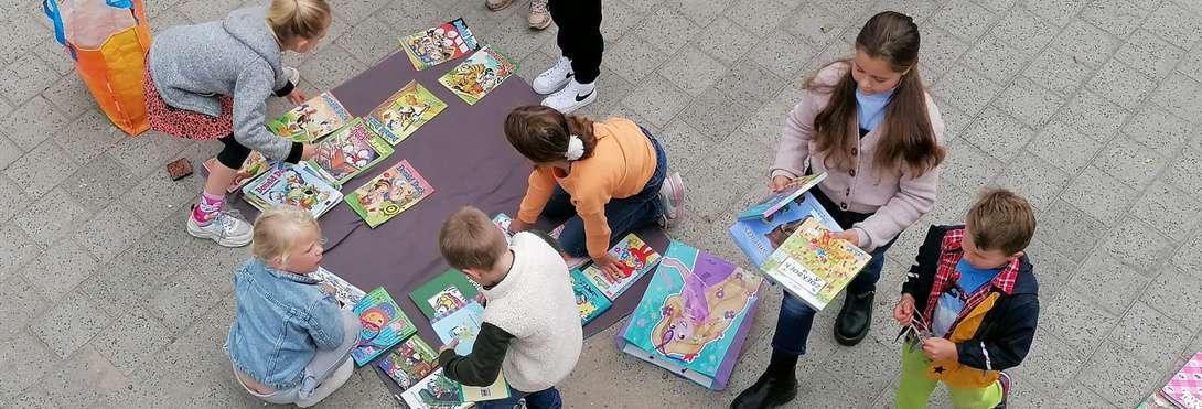 Kinderen van Basisschool M Wiegman in Bergen (Noord-Holland) spelen en lezen boeken op het schoolplein. Kinderen van Basisschool M Wiegman in Bergen (Noord-Holland) spelen en lezen boeken op het schoolplein.