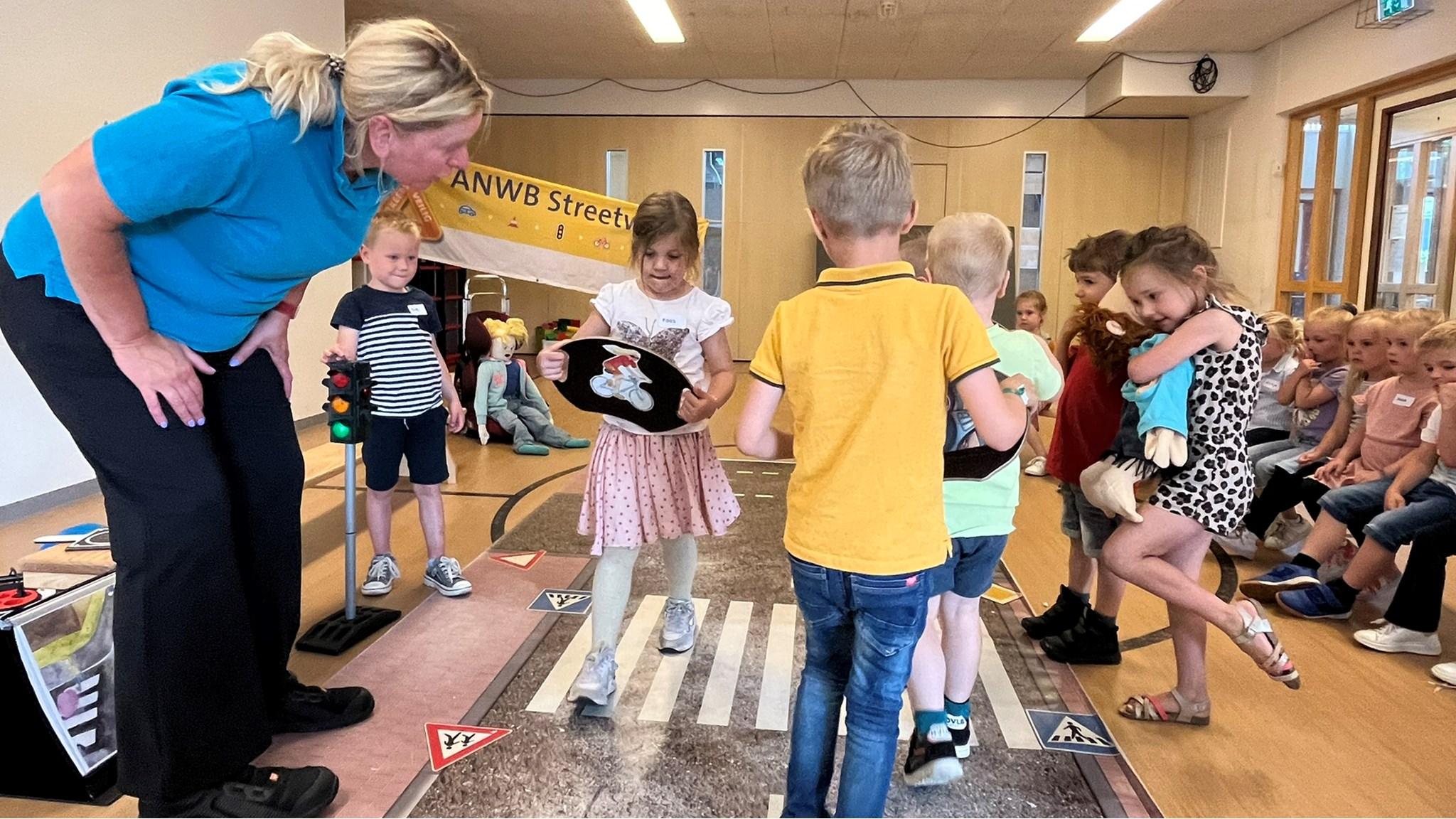 Kinderen van Basisschool Maria in Erp leren verkeersveiligheid tijdens een ANWB Straat feest. Kinderen van Basisschool Maria in Erp leren verkeersveiligheid tijdens een ANWB Straat feest.