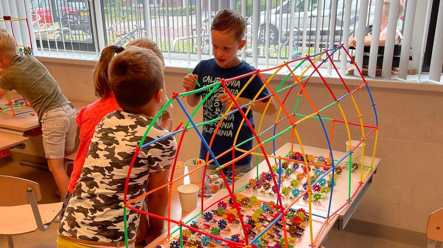 Kinderen van Basisschool Maria in Erp spelen en leren samen met kleurrijke bouwmaterialen. Kinderen van Basisschool Maria in Erp spelen en leren samen met kleurrijke bouwmaterialen.