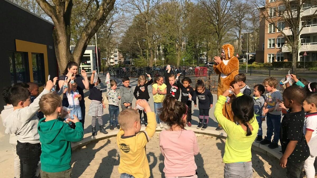 Kinderen van Basisschool Menkotoren in Enschede spelen samen op het schoolplein. Kinderen van Basisschool Menkotoren in Enschede spelen samen op het schoolplein.
