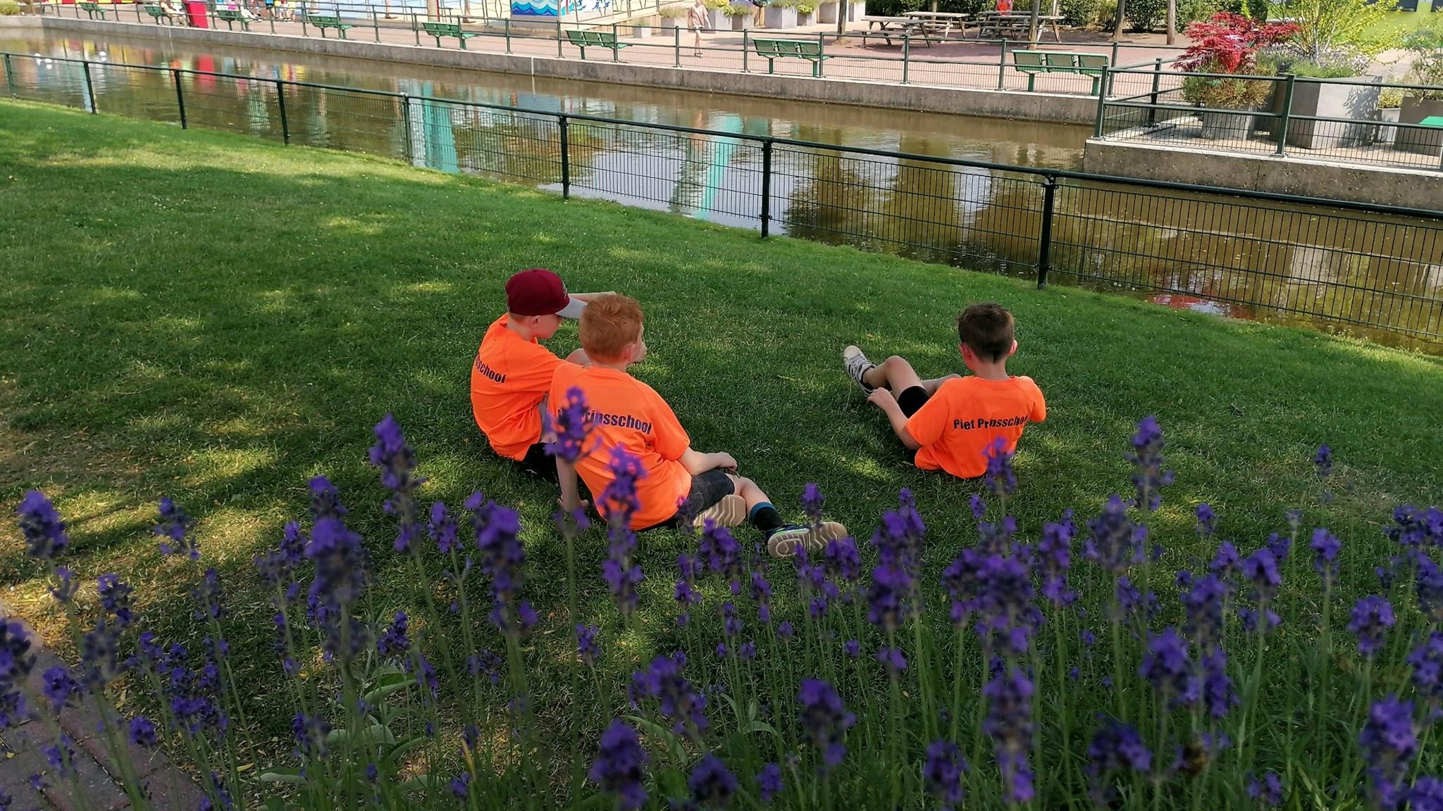 Kinderen van Basisschool Piet Prins - school met de Bijbel genieten van een ontspannen moment op het schoolplein in Stadskanaal. Kinderen van Basisschool Piet Prins - school met de Bijbel genieten van een ontspannen moment op het schoolplein in Stadskanaal.