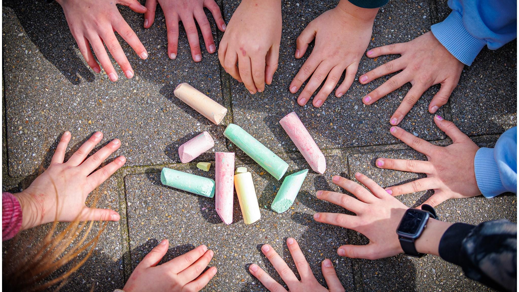 Kinderen van Basisschool Sint Jozef in Lithoijen spelen met krijt op het schoolplein. Kinderen van Basisschool Sint Jozef in Lithoijen spelen met krijt op het schoolplein.