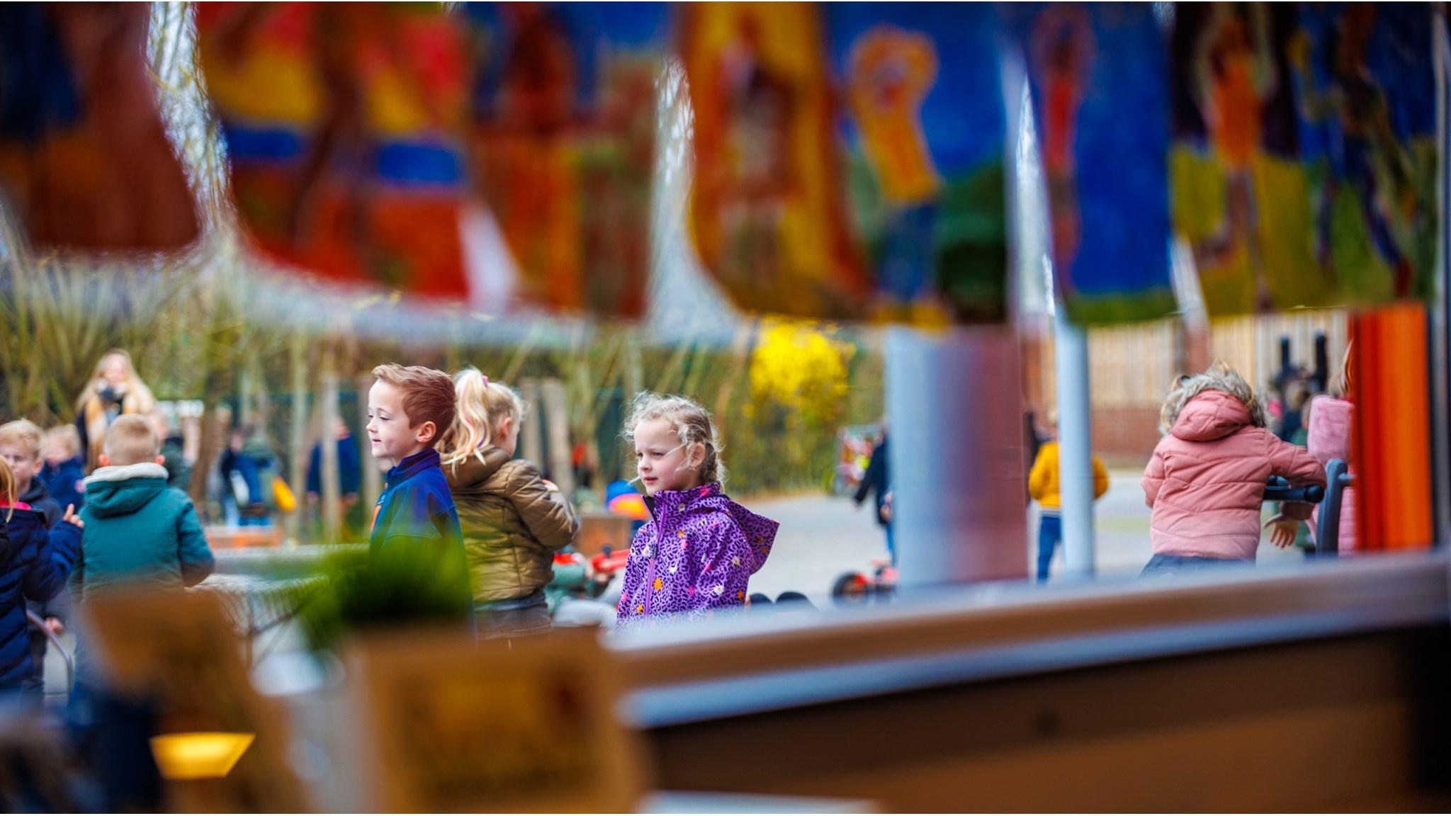 Kinderen van Basisschool Sint Jozef spelen op het schoolplein in Lithoijen. Kinderen van Basisschool Sint Jozef spelen op het schoolplein in Lithoijen.