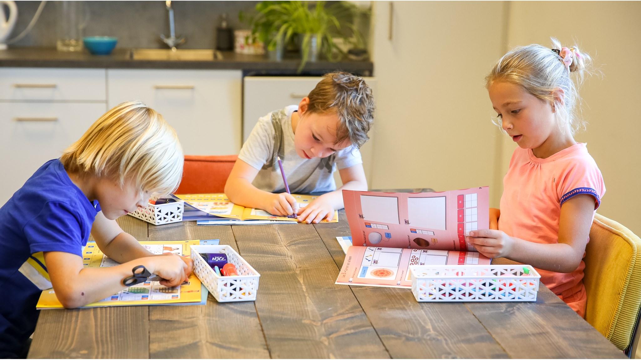 Kinderen van Basisschool St Joan in Soerendonk zijn actief aan het leren en werken tijdens een gezamenlijke lesactiviteit. Kinderen van Basisschool St Joan in Soerendonk zijn actief aan het leren en werken tijdens een gezamenlijke lesactiviteit.