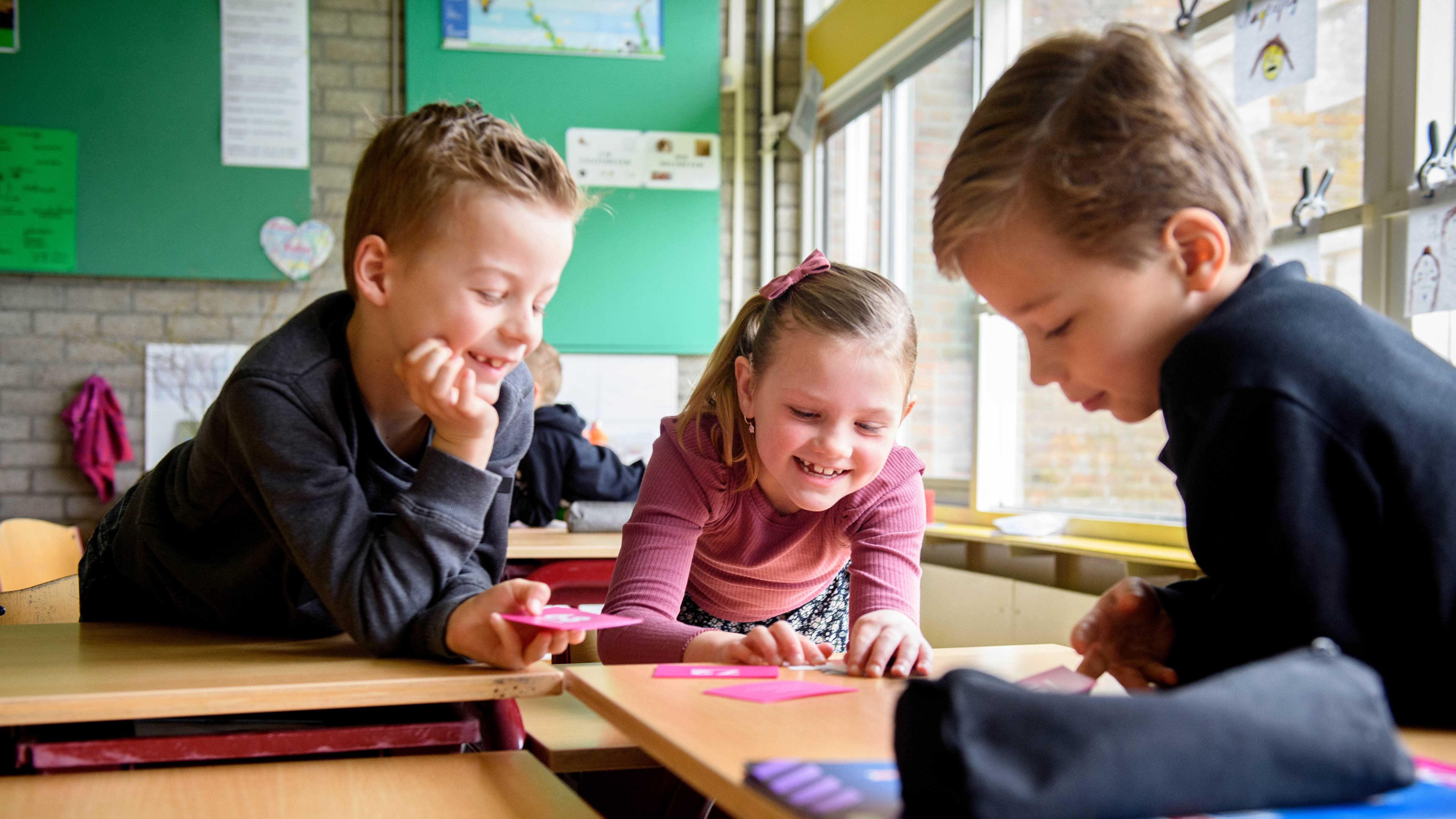 Kinderen van Basisschool St Wulfram in Hoogwoud spelen en leren samen in de klas. Kinderen van Basisschool St Wulfram in Hoogwoud spelen en leren samen in de klas.