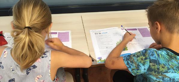 Kinderen van Bs de Disselboom in Wintelre zijn bezig met hun schoolwerk. Kinderen van Bs de Disselboom in Wintelre zijn bezig met hun schoolwerk.