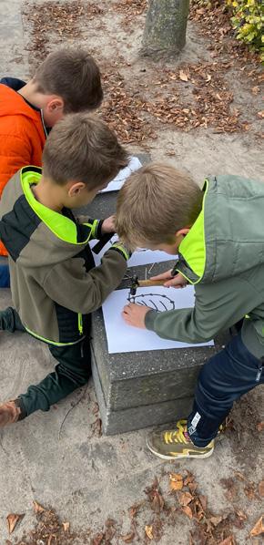 Kinderen van Bs de Disselboom in Wintelre zijn creatief bezig op het schoolplein. Kinderen van Bs de Disselboom in Wintelre zijn creatief bezig op het schoolplein.