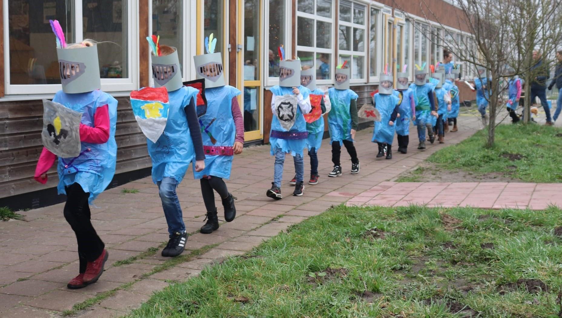 Kinderen van CB Het Talent in Emmen verkleden als ridders en marcheren door het schoolplein. Kinderen van CB Het Talent in Emmen verkleden als ridders en marcheren door het schoolplein.