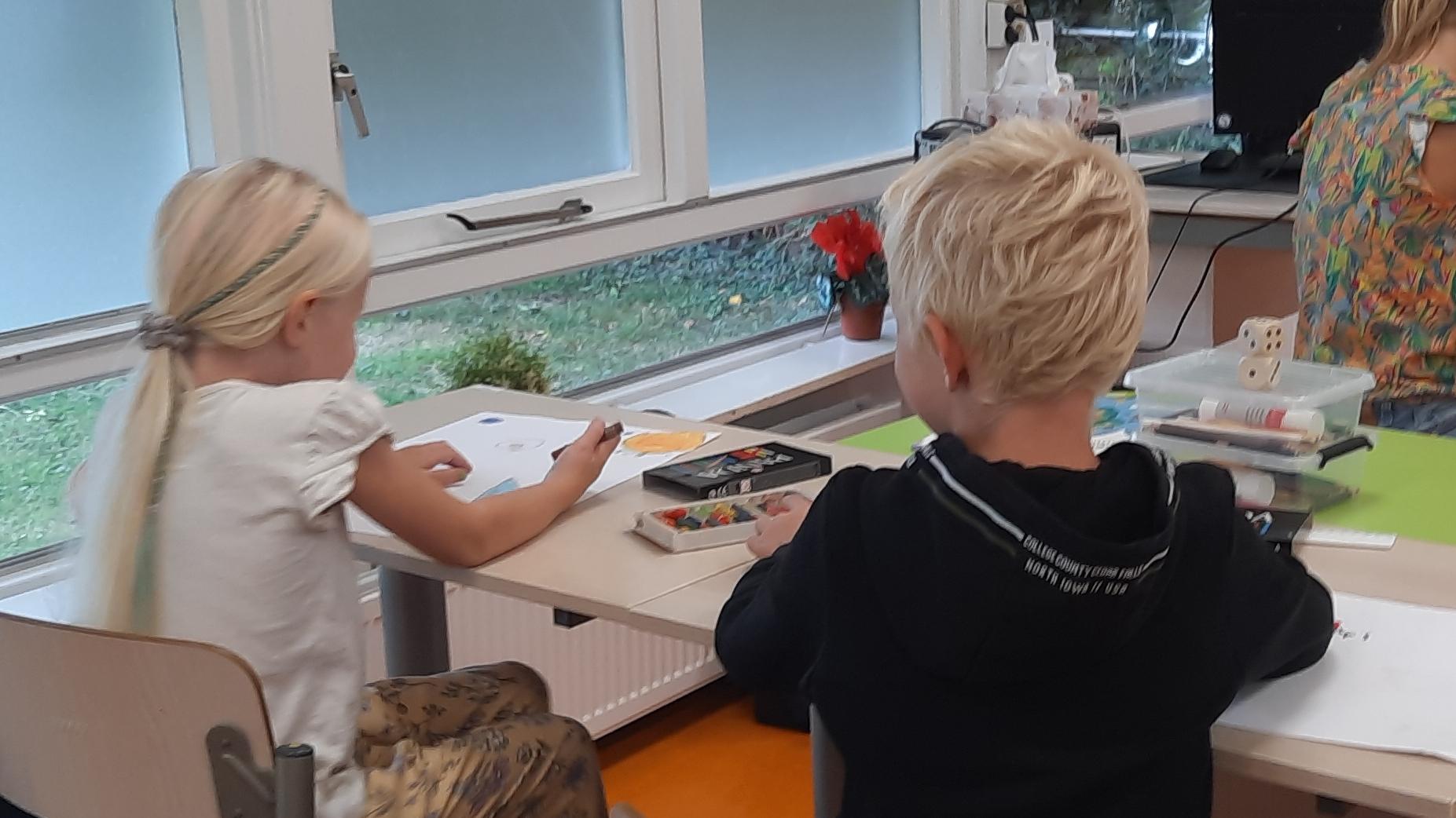 Kinderen van CBS de Verbinding in Musselkanaal zijn creatief aan het werk in de klas. Kinderen van CBS de Verbinding in Musselkanaal zijn creatief aan het werk in de klas.