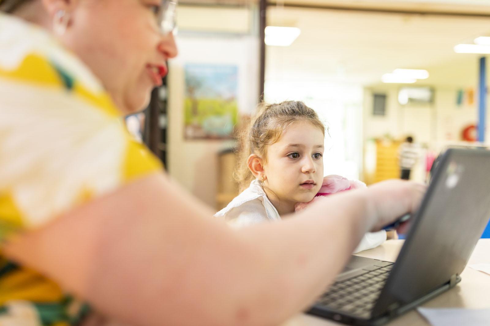 Kinderen van CBS De Wingerd in Lelystad leren samenwerken met technologie tijdens een les. Kinderen van CBS De Wingerd in Lelystad leren samenwerken met technologie tijdens een les.