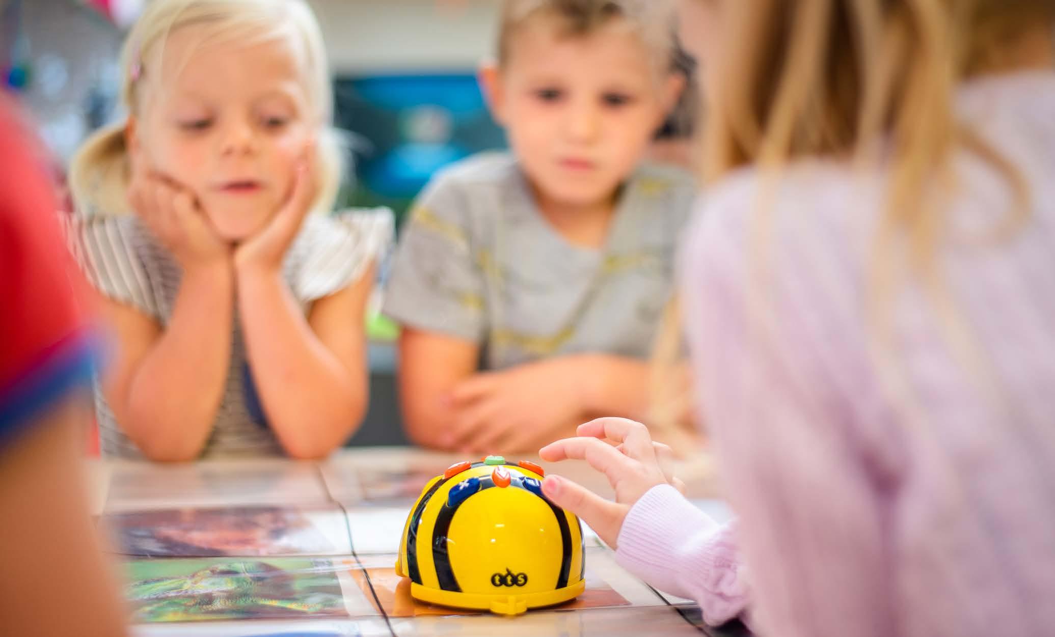 Kinderen van Chr. Basisschool Het Mozaiek in Zwolle zijn gefocust terwijl ze spelen met een educatief spel. Kinderen van Chr. Basisschool Het Mozaiek in Zwolle zijn gefocust terwijl ze spelen met een educatief spel.
