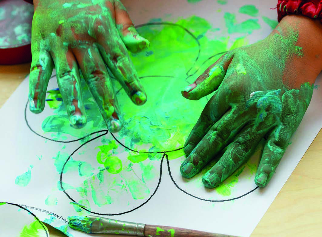 Kinderen van Christelijk Kindcentrum De Wiedewereld in Sint Jansklooster maken creatief gebruik van groene verf. Kinderen van Christelijk Kindcentrum De Wiedewereld in Sint Jansklooster maken creatief gebruik van groene verf.