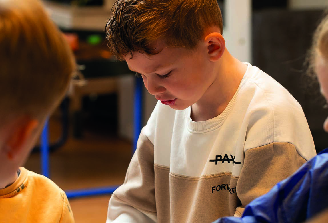 Kinderen van Christelijk Kindcentrum Ichthus in Genemuiden zijn actief bezig met een creatieve activiteit. Kinderen van Christelijk Kindcentrum Ichthus in Genemuiden zijn actief bezig met een creatieve activiteit.